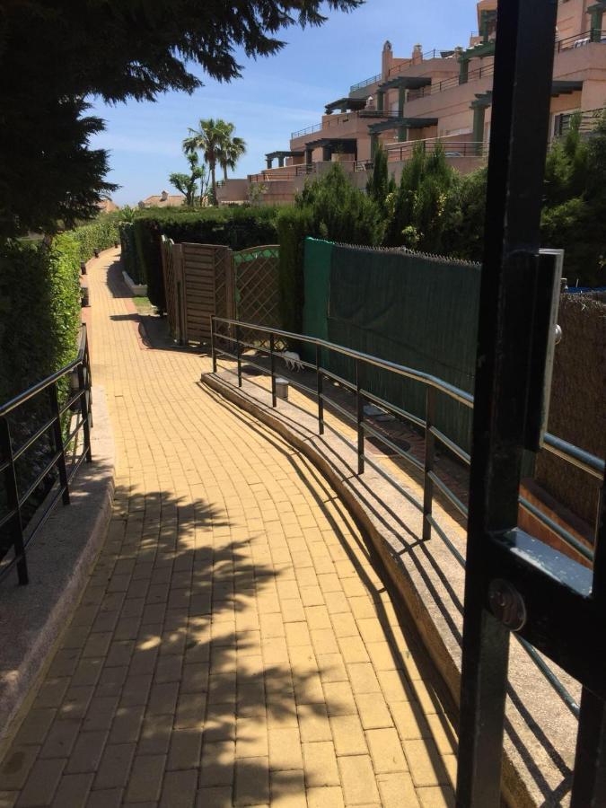 Appartamento Bonito Apartamento En Alcaidesa Con Piscina Esterno foto
